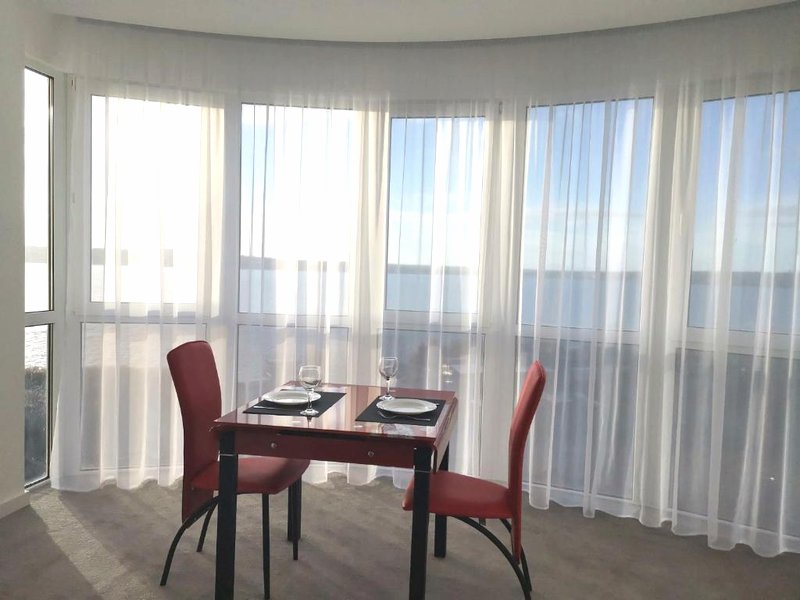 Stylish Riverside Apartments in Riviera Complexの写真