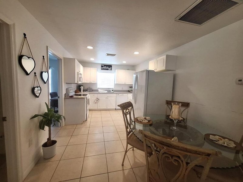 Home 3 beds 1 full bath 1 half bath Port Charlotte near beachの写真