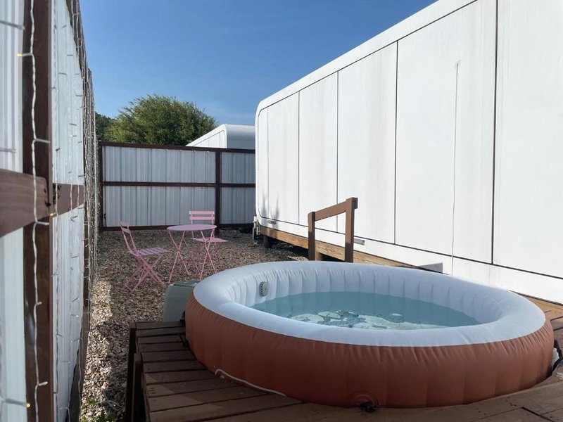 Flatonia Glamping Retreat - Getaway Resort - 2Bedrooms, 2 Queen Bedsの写真