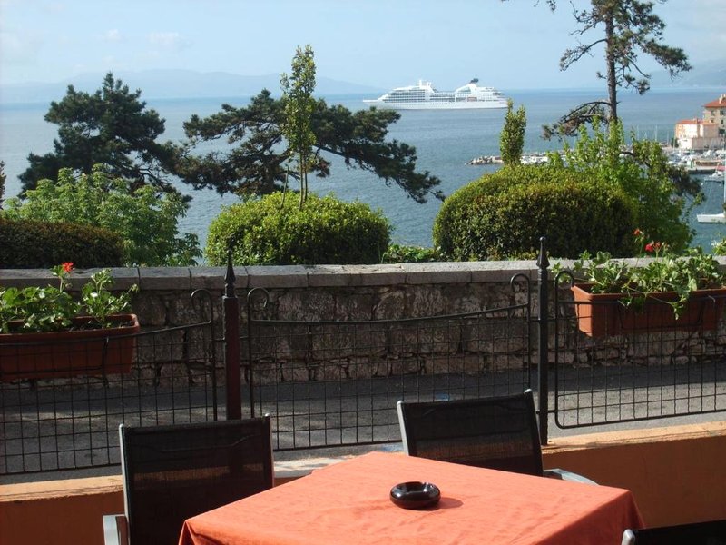 VILLA VOLOSKO with private parking and breakfast,seaviewの写真