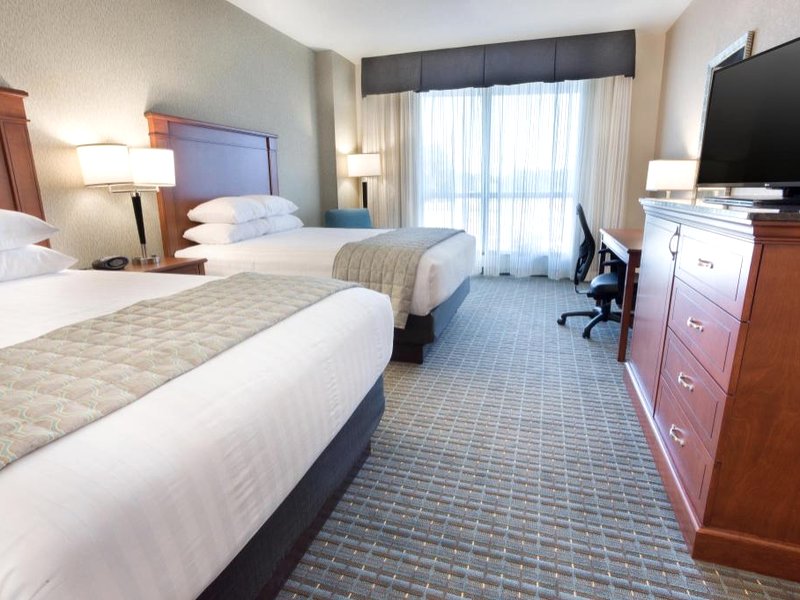 ドゥルーリー イン ＆ スイーツ バーリントン (Drury Inn & Suites Burlington)の写真