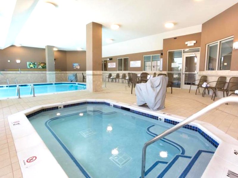 ドゥルーリー イン ＆ スイーツ バーリントン (Drury Inn & Suites Burlington)の写真