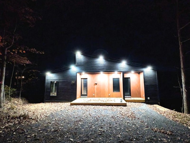 Cozy 2-bedroom cabin in welcoming Shenandoah, Basye with WiFi, AC, EVの写真
