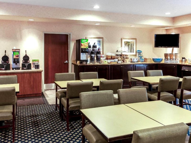 La Quinta Inn & Suites by Wyndham Milwaukee SW New Berlinの写真