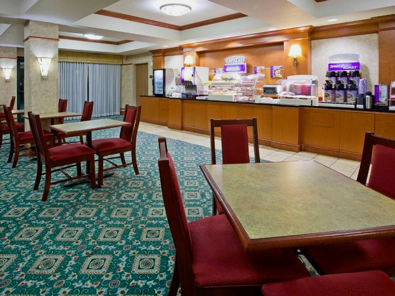 Holiday Inn Express Hotel & Suites Milwaukee-New Berlin By IHGの写真