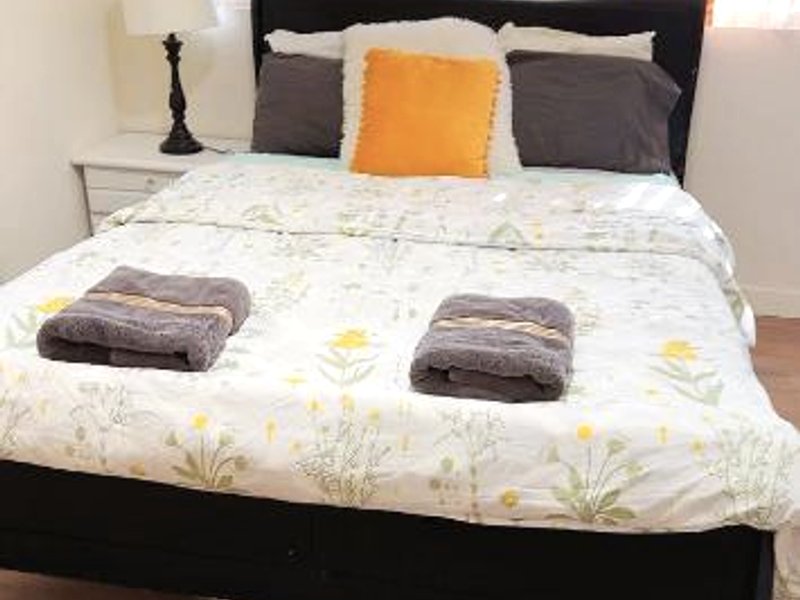 Pretty bedroom private bathroomの写真