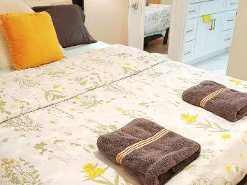 Pretty bedroom private bathroomの写真