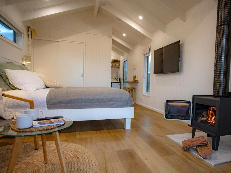 Banjos Cabin Gippsland - Luxury Eco Stay - King Bed, Pond Valley Views, Fireplaceの写真