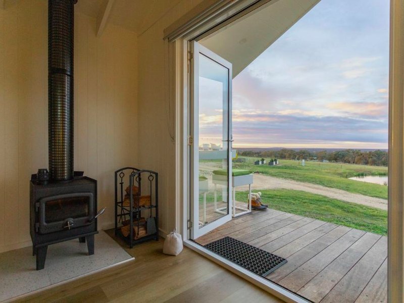 Banjos Cabin Gippsland - Luxury Eco Stay - King Bed, Pond Valley Views, Fireplaceの写真