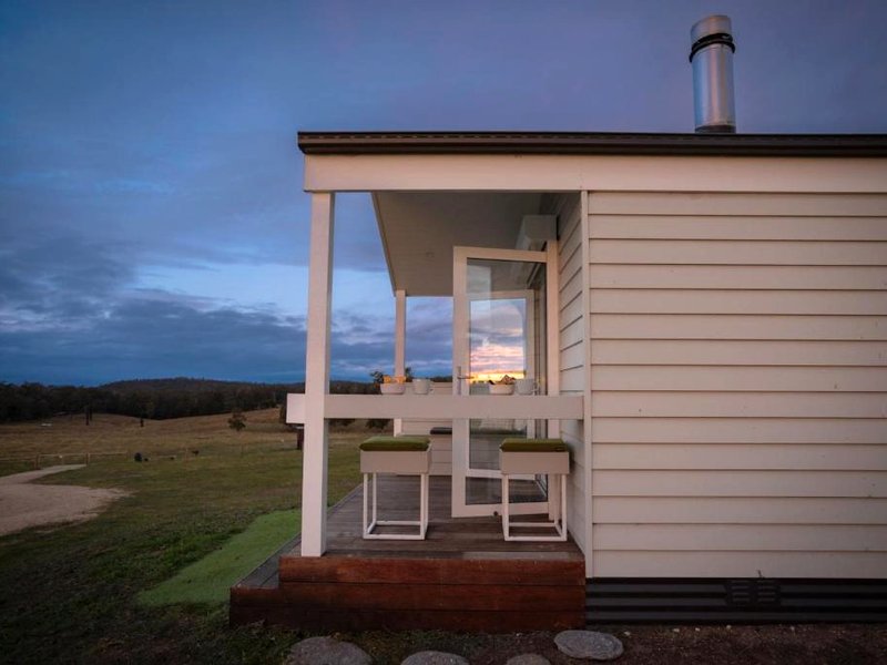 Banjos Cabin Gippsland - Luxury Eco Stay - King Bed, Pond Valley Views, Fireplaceの写真