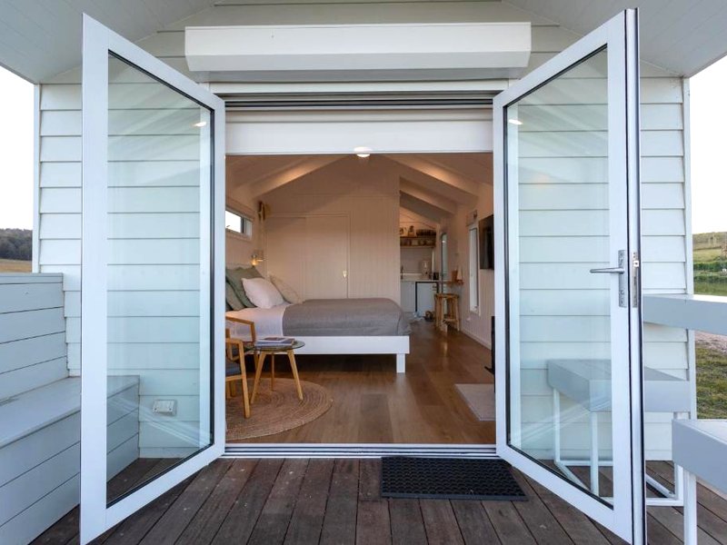 Banjos Cabin Gippsland - Luxury Eco Stay - King Bed, Pond Valley Views, Fireplaceの写真