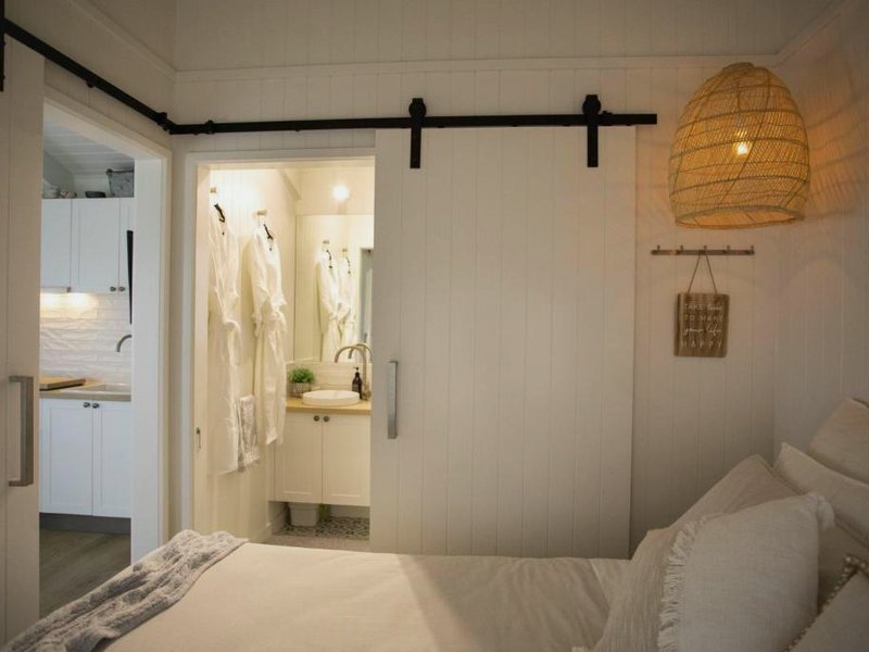 Gumnut Cottage Gippsland - Tiny Eco Stay - King Bed, Mountain Views, Fireplaceの写真