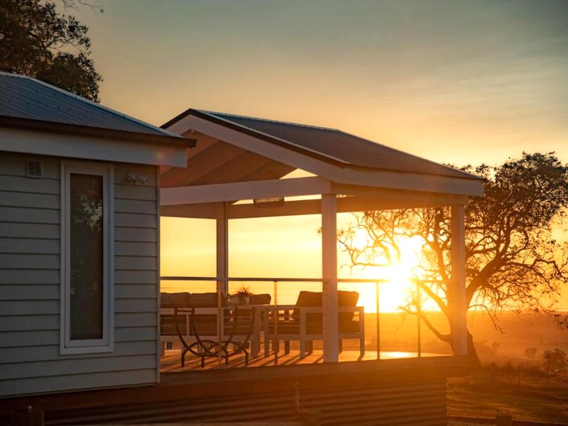 Gumnut Cottage Gippsland - Tiny Eco Stay - King Bed, Mountain Views, Fireplaceの写真