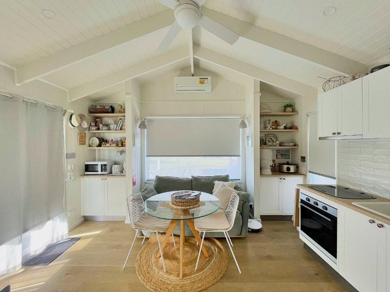 Gumnut Cottage Gippsland - Tiny Eco Stay - King Bed, Mountain Views, Fireplaceの写真