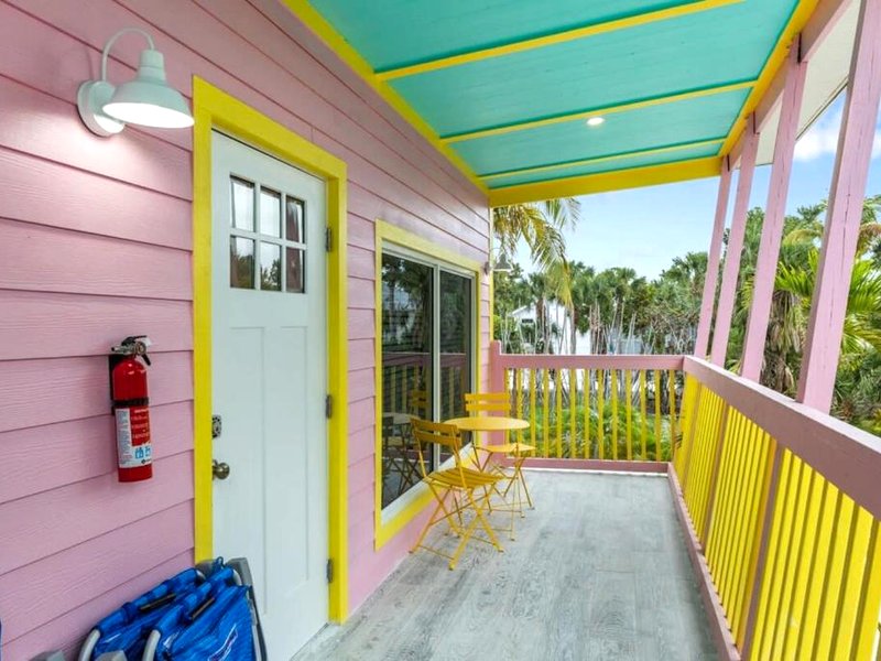 Charming Suite with Balcony and Bikes in Historic Sandpiper Innの写真