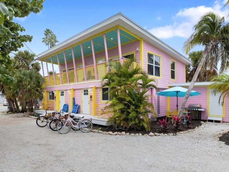 Charming Suite with Balcony and Bikes in Historic Sandpiper Innの写真
