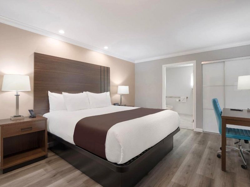 SureStay Plus by Best Western Upland Ontario Northの写真