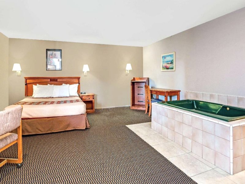 スーパー 8 バイ ウインダム アップランド オンタリオ CA (Super 8 By Wyndham Upland Ontario Ca)の写真