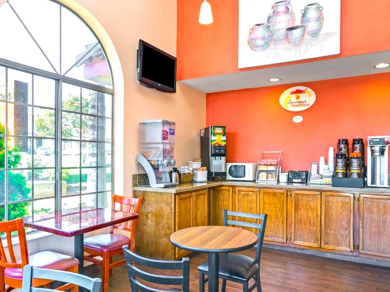 スーパー 8 バイ ウインダム アップランド オンタリオ CA (Super 8 By Wyndham Upland Ontario Ca)の写真