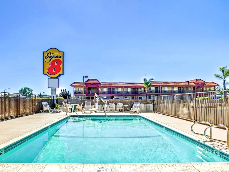 スーパー 8 バイ ウインダム アップランド オンタリオ CA (Super 8 By Wyndham Upland Ontario Ca)の写真
