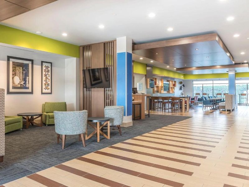 Holiday Inn Express & Suites Clarion By IHGの写真