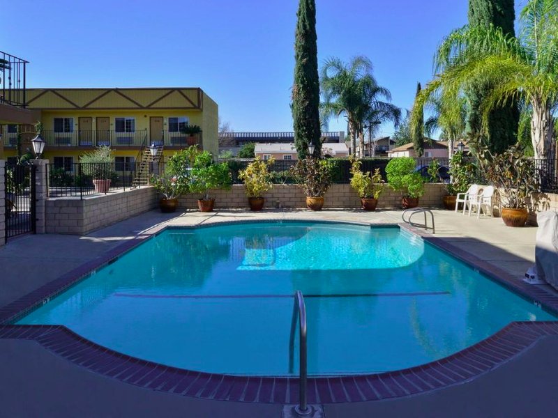 アメリカズ ベスト バリュー イン&スイーツ フォンタナ (Americas Best Value Inn & Suites Fontana)の写真