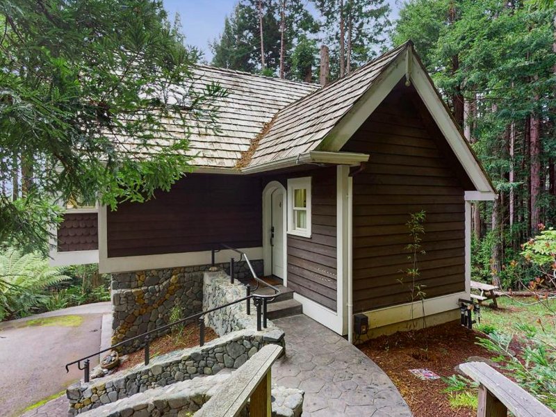 Serene Redwood Retreatの写真
