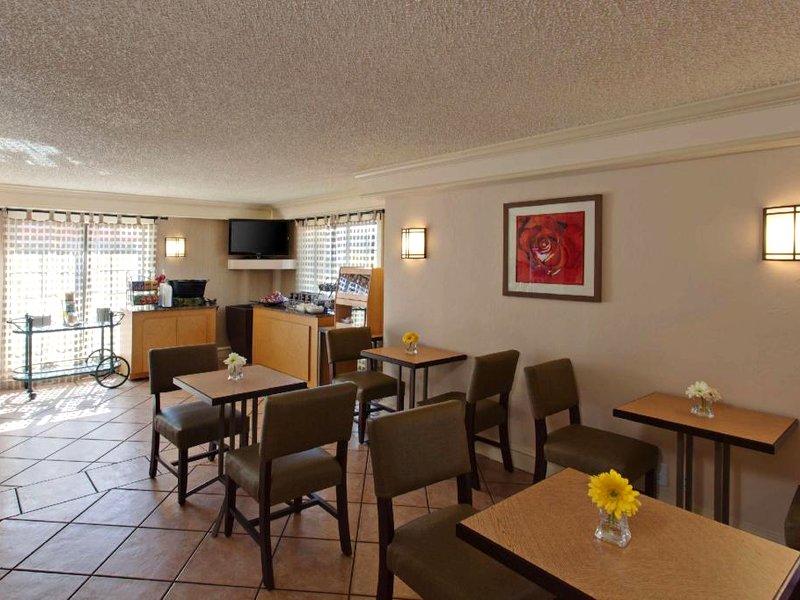 ラ キンタ イン バイ ウィンダム コスタ メサ / ニューポート ビーチ (La Quinta Inn by Wyndham Costa Mesa / Newport Beach)の写真