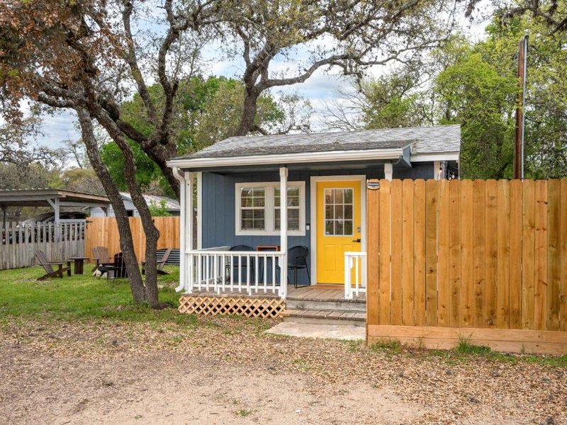 NEW! The Yellow Door- Downtown Wimberley w/ River Accessの写真