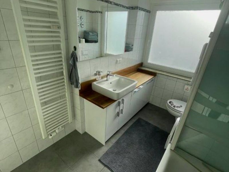 Helles Zimmer in Wohnung mit Balkonの写真