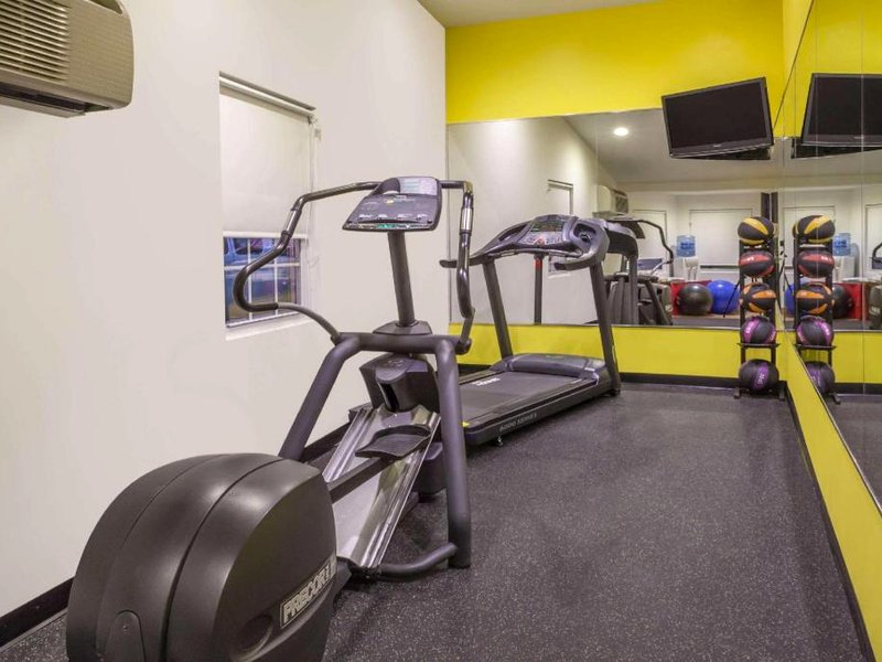 デイズ イン バイ ウィンダム ウッドベリ ロング アイランド (Days Inn by Wyndham Woodbury Long Island)の写真
