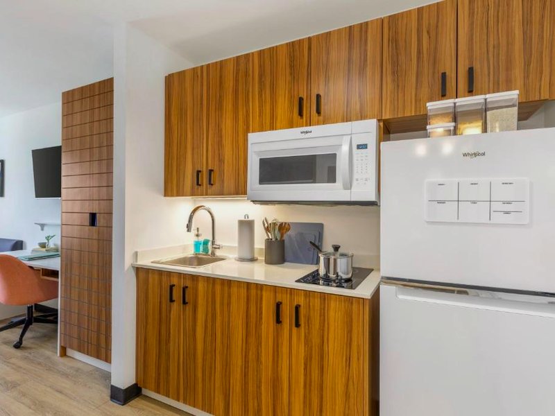 Uptown Suites Extended Stay Tampa FL - Riverviewの写真