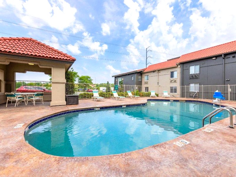 La Quinta Inn by Wyndham Kansas City Lenexaの写真