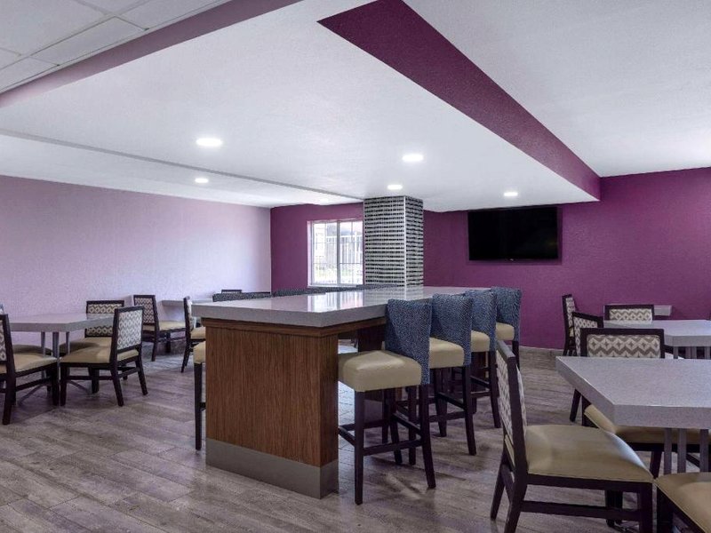 La Quinta Inn by Wyndham Kansas City Lenexaの写真