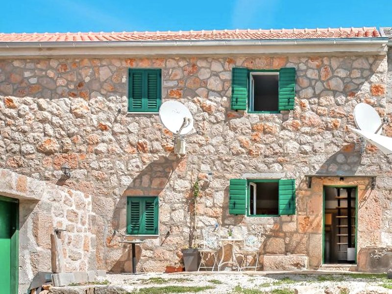 ［スターリグラッド市内中心部］一軒家（80m²）｜ 2ベッドルーム／1バスルーム (Ventus – Stone House near National Park Paklenica)の写真
