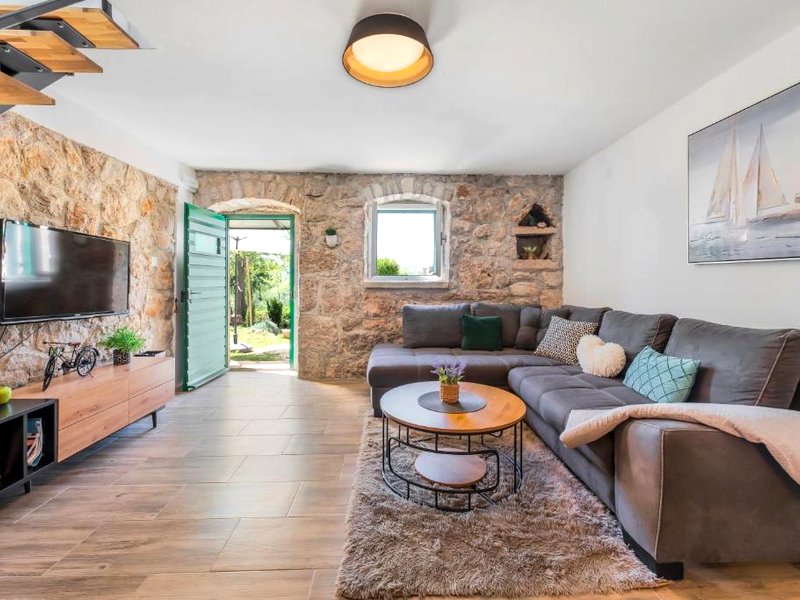 ［スターリグラッド市内中心部］一軒家（80m²）｜ 2ベッドルーム／1バスルーム (Ventus – Stone House near National Park Paklenica)の写真