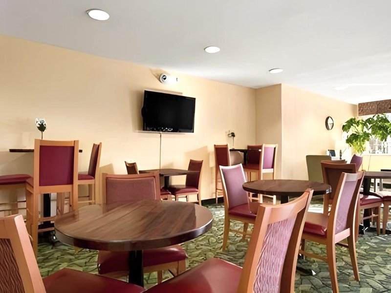 デイズ イン & スイーツ バイ ウィンダム ラファイエット IN (Days Inn & Suites by Wyndham Lafayette IN)の写真