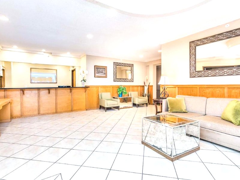 デイズ イン&スイーツ バイ ウインダム レイク オキーチョビー (Days Inn & Suites by Wyndham Lake Okeechobee)の写真