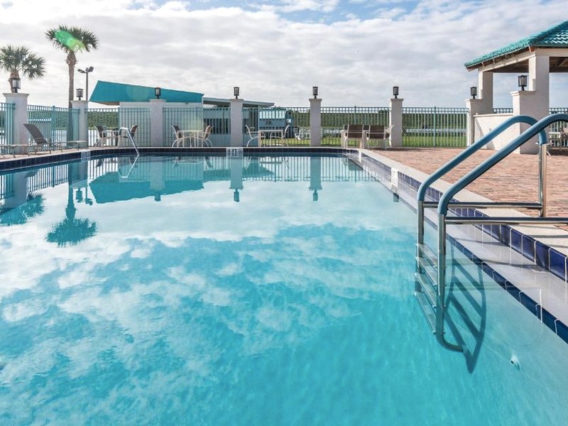 デイズ イン&スイーツ バイ ウインダム レイク オキーチョビー (Days Inn & Suites by Wyndham Lake Okeechobee)の写真