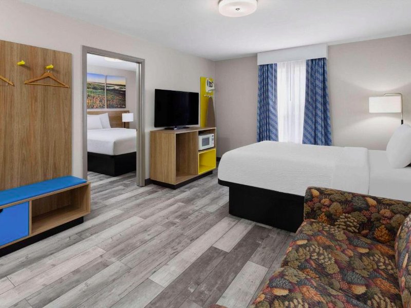 Days Inn & Suites by Wyndham Sellersburgの写真