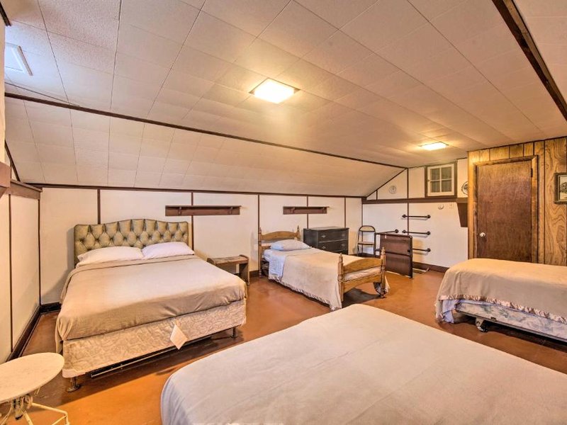 Remote 1901 Studio Cabin with Loft - Pets Allowed!の写真