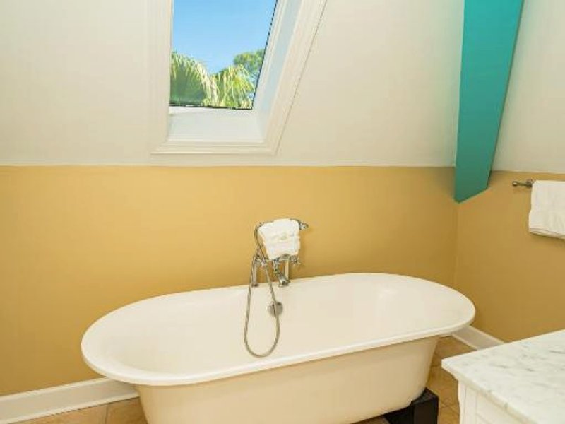 ウォーターズ エッジ イン アット フォリー ビーチ ベッド アンド ブレックファースト (WATERS EDGE INN AT FOLLY BEACH - BED AND BREAKFAST)の写真