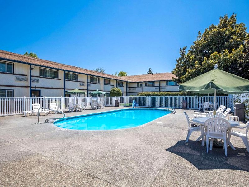 クオリティ イン ＆ スイーツ メドフォード エアポート (Quality Inn & Suites Medford Airport)の写真