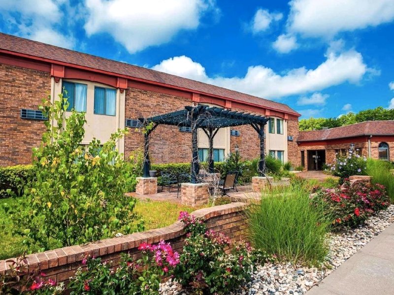 Suburban Studios Kansas City Airport Northの写真