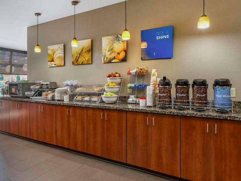 コンフォート スイーツ エアポート (Comfort Suites Airport)の写真