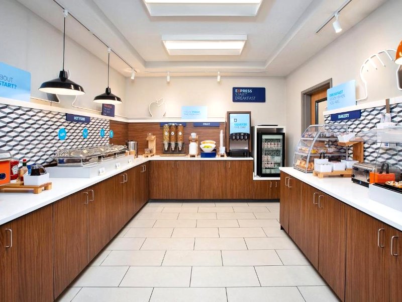 Holiday Inn Express Hotel & Suites Defiance By IHGの写真