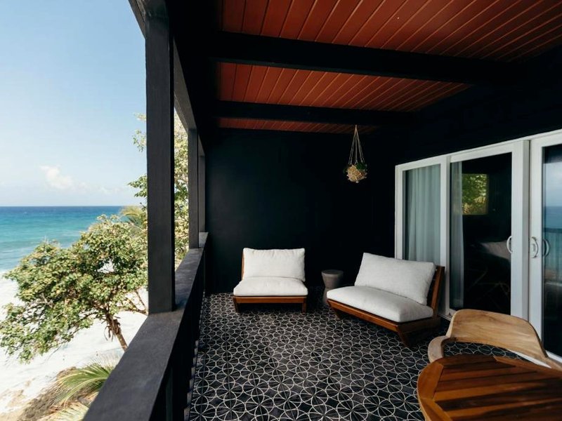 The Waves at Cane Bayの写真