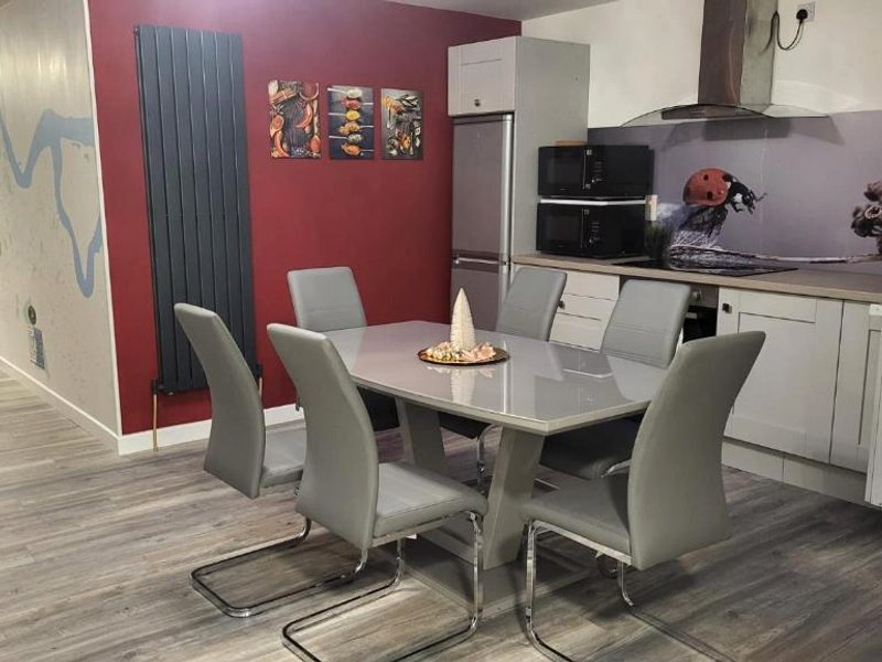 Home and Awayの写真