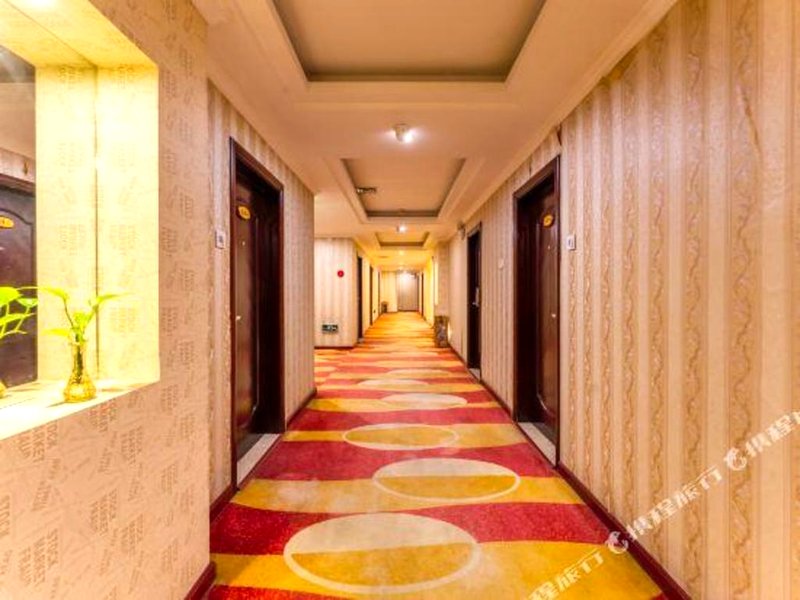 Baishun Hotel (Guigang ke World Plaza RT-Mart Store)の写真