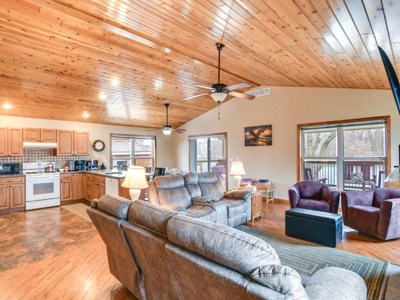 6 Mi to Dtwn Pella Riverfront Cabin with Game Room!の写真